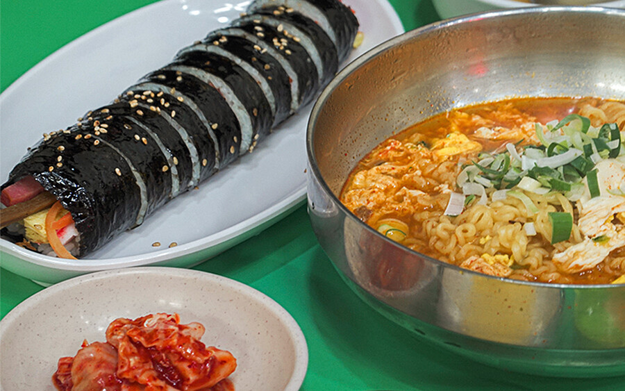 라면에 김밥 vs 우동에 유부초밥