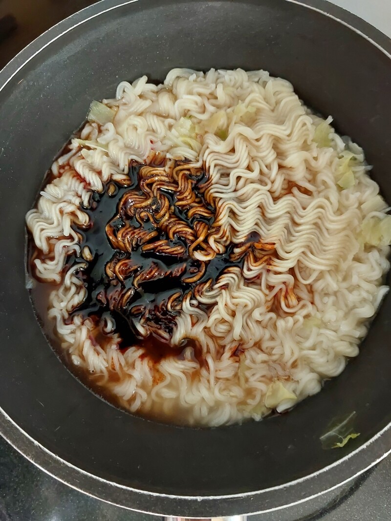 불닭볶음면 야끼소바 맛 후기_7.jpg