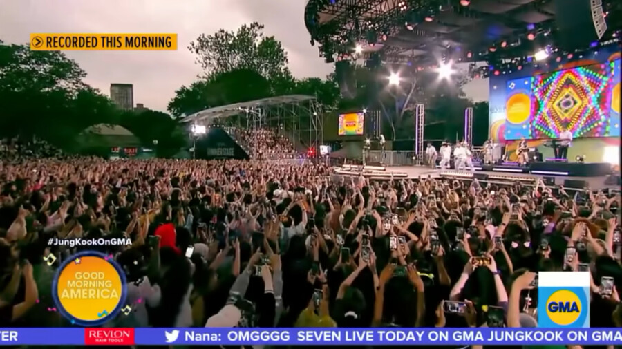 BTS) 예전과 다른 공연장 관객들의 모습_1.png