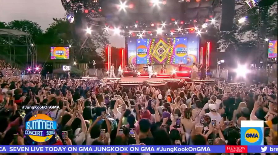 BTS) 예전과 다른 공연장 관객들의 모습_2.png