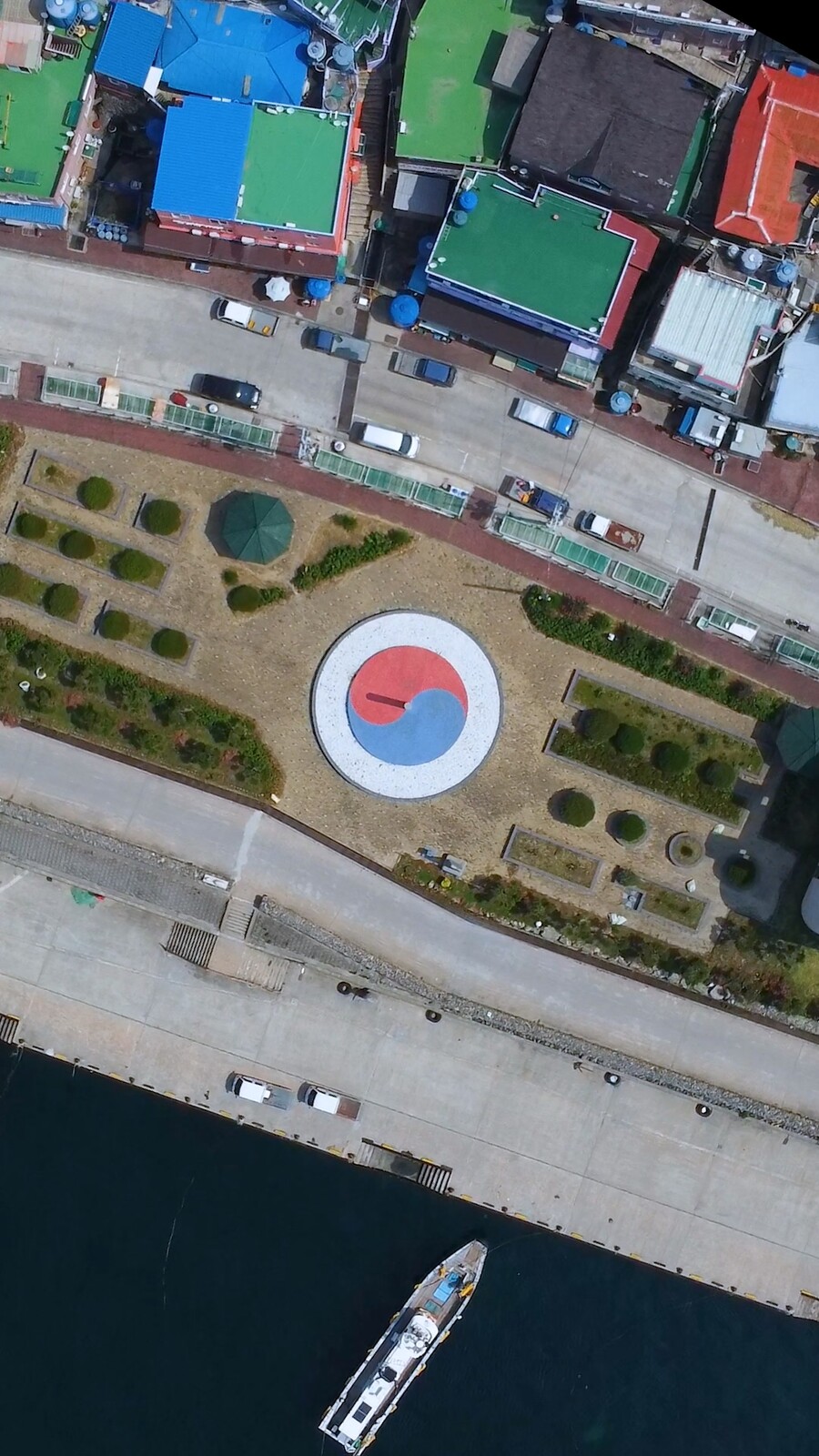 우주에서 보이는 태극기의 기둥에 착지해보자_6.jpg