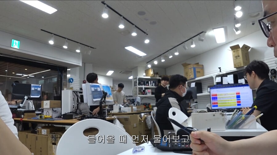 대전에서 왔다고 하니 눈빛이 달라진 컴가게 사장님.scarecrow_6.jpg