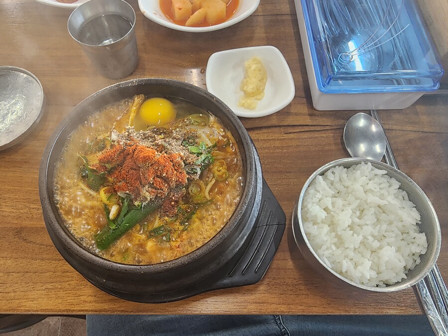 8년 만에 먹어보는 오랜 단골인 해장국집의 내장탕이야_1.jpg