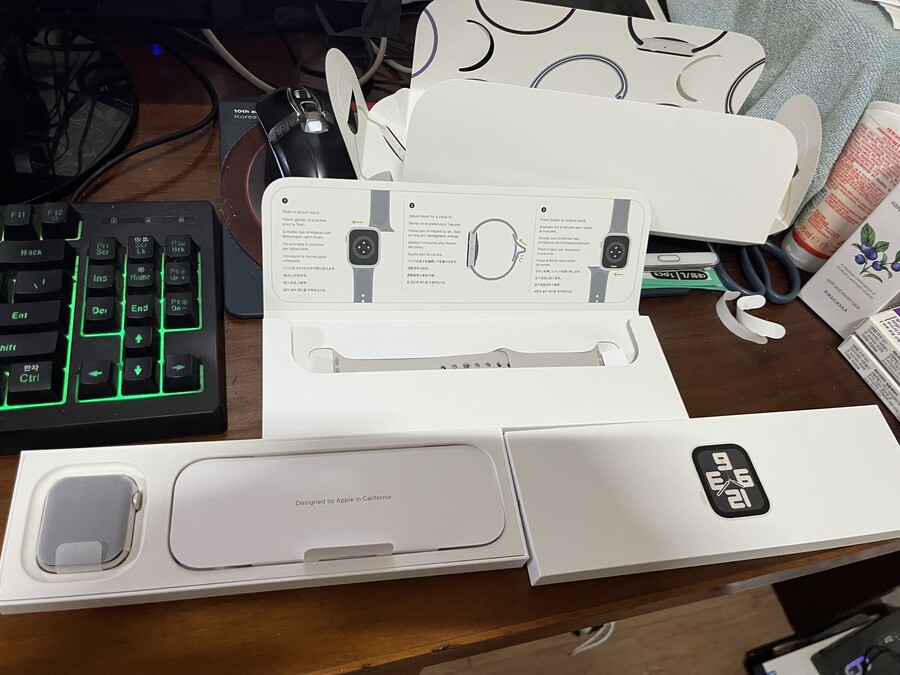 에플워치 se2 44mm gps 스타라이트 개봉샷_2.jpeg