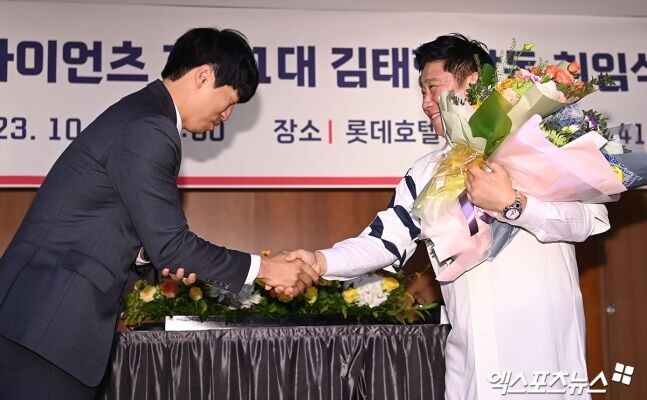 야구) 투같새가 전달하는 꽃다발_2.jpg