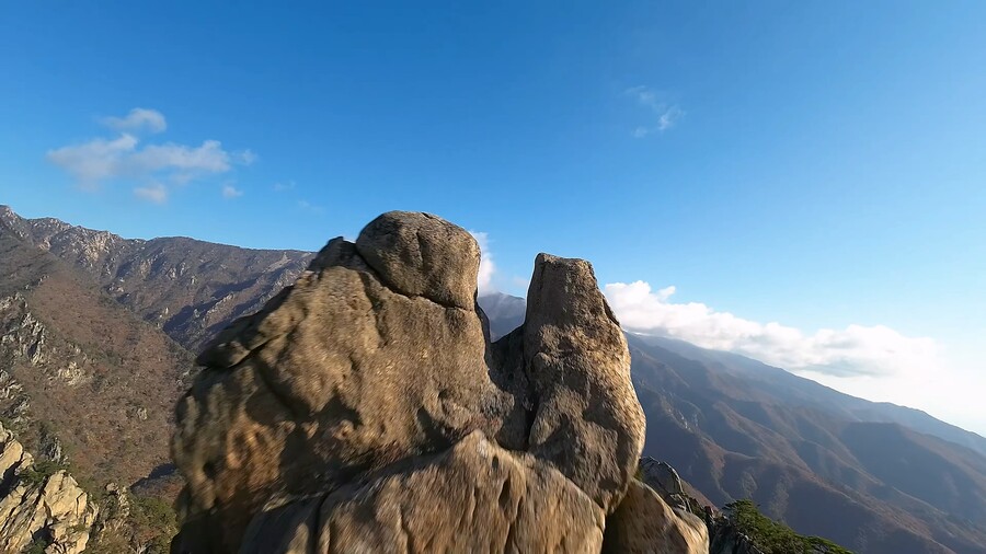 해발 1004m에 있는 봉우리 틈새를 드론으로 통과가 가능할까?_5.jpg