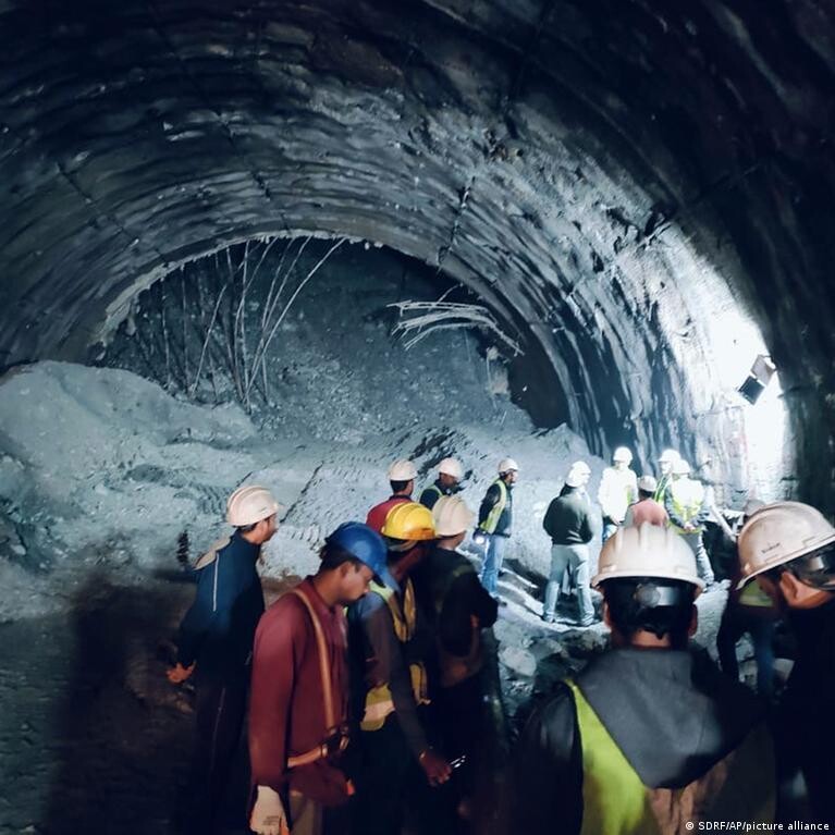 [인도] 터널 붕괴사고 노동자 구출작전 근황.jpg_2.jpg