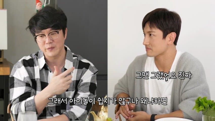 핸드폰 배터리 4개 들고 다니던 유노윤호_25.jpg