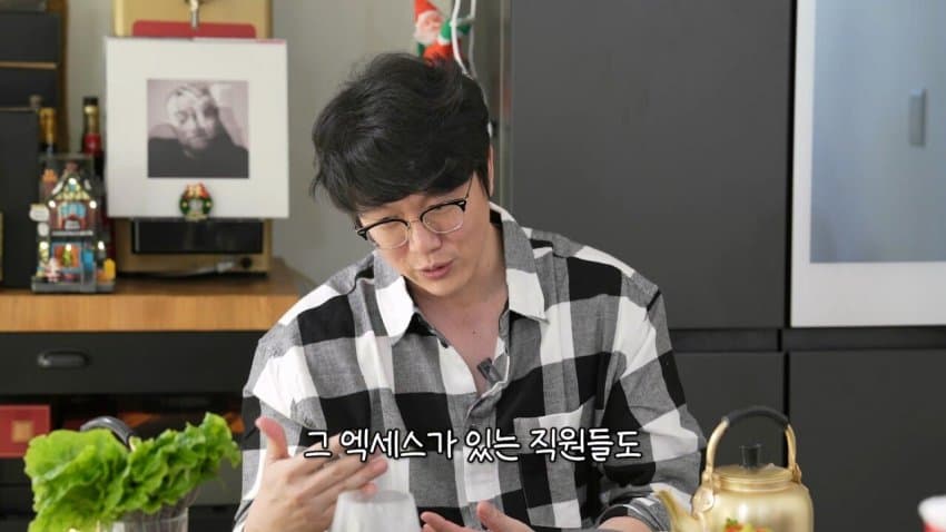 핸드폰 배터리 4개 들고 다니던 유노윤호_27.jpg