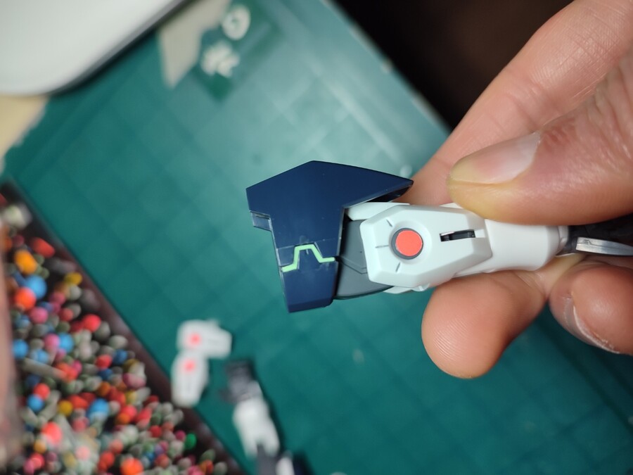 [건담] 건프라의 살짝 복잡한 몰드에 내가 축광테이프를 작업하는 방식_9.jpg