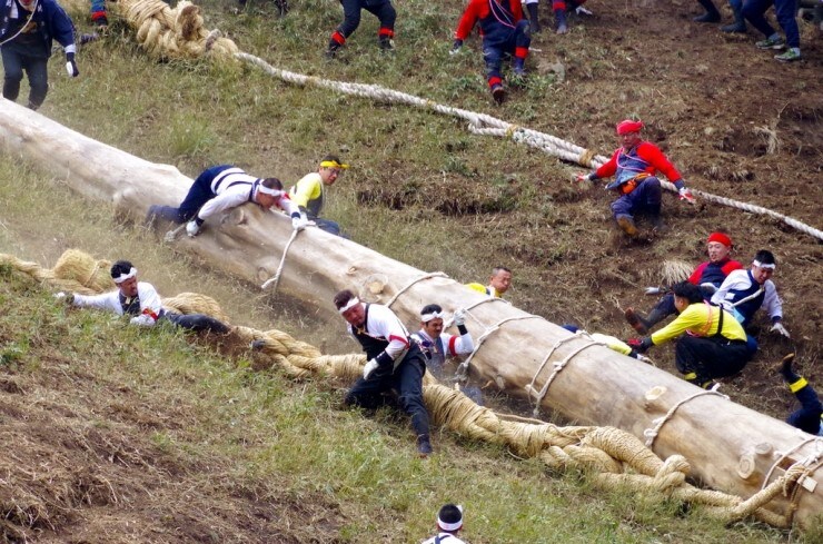 스압) 실제로 사망자가 종종 발생한다는 일본의 전통 축제들.gif_6.jpg