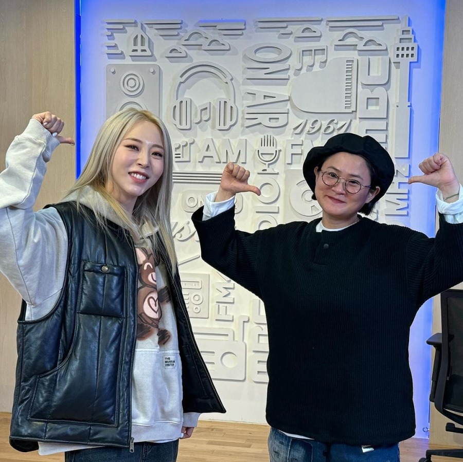 신인의 마음이지만! 관록이 느껴지는ㅋㅋㅋ문스타~ #문별 무조건 쭉 밀어야 한다! 는 신디의 강력주장대로첫 솔로 정규앨범 #Starlit_of_Muse쭉쭉 밀어주세요~#MBC #라디오 #MBC라디오 #FM4U #정오의희망곡김신영입니다 #정오의희망곡 #김신영 #둘째이모김다비 #셀럽파이브.jpg