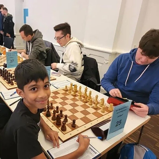 최연소로 체스 그랜드마스터에게 승리한 소년_2.jpg