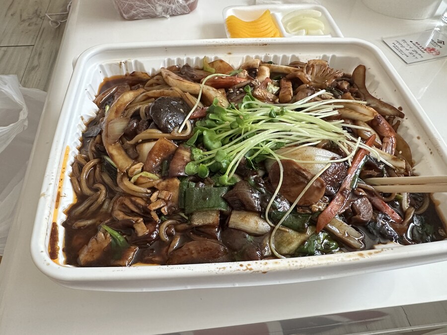 혼자 먹는데 18,000원짜리 쟁반짜장 시킨 이유_1.jpg