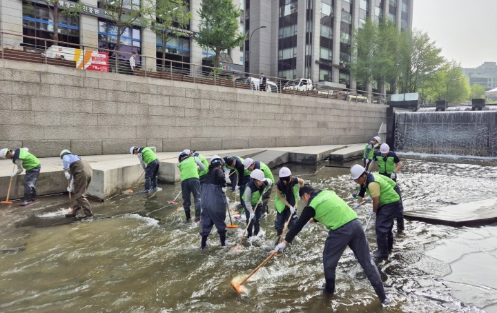 [한국후지필름BI_이미지] (3) 한국후지필름BI, 임직원 참여 친환경 활동 청계아띠 2년 연속 참여.jpg