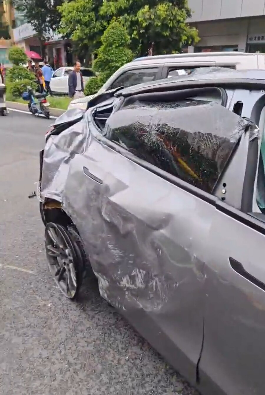 테슬라 사고 현장 (중국)_2.jpg