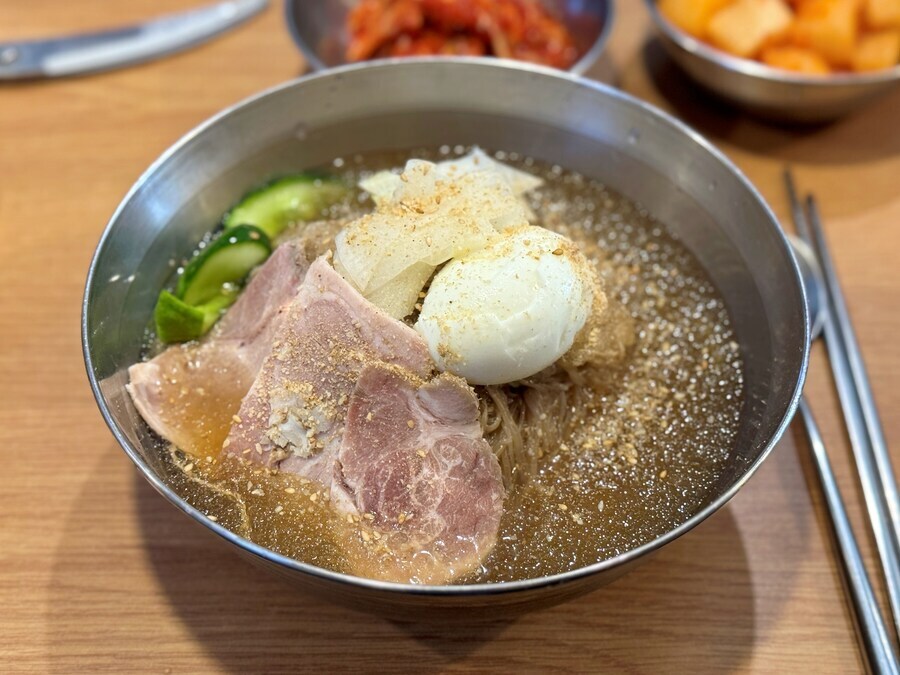 요즘 이렇게 고기 고명 주는 냉면집이 없어