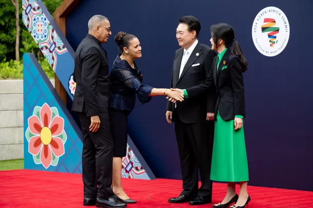 [사진] 윤석열 대통령 부부, 상투메프린시페 대통령 내외 영접_1.webp