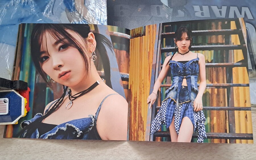 NiziU (니쥬) RISE UP (첫회한정생산반 B)_14.jpg