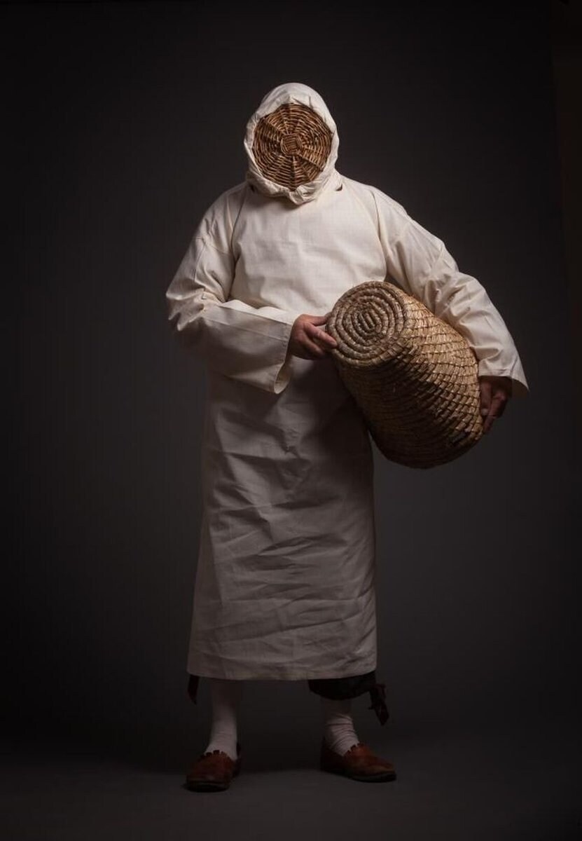 역사) 중세시대 양봉업자들의 보호복_1.jpg