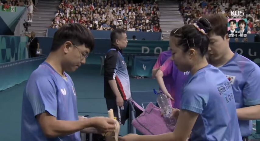 유빈선수 바나나 까서 들고 기다리는 감독님들_2.jpg