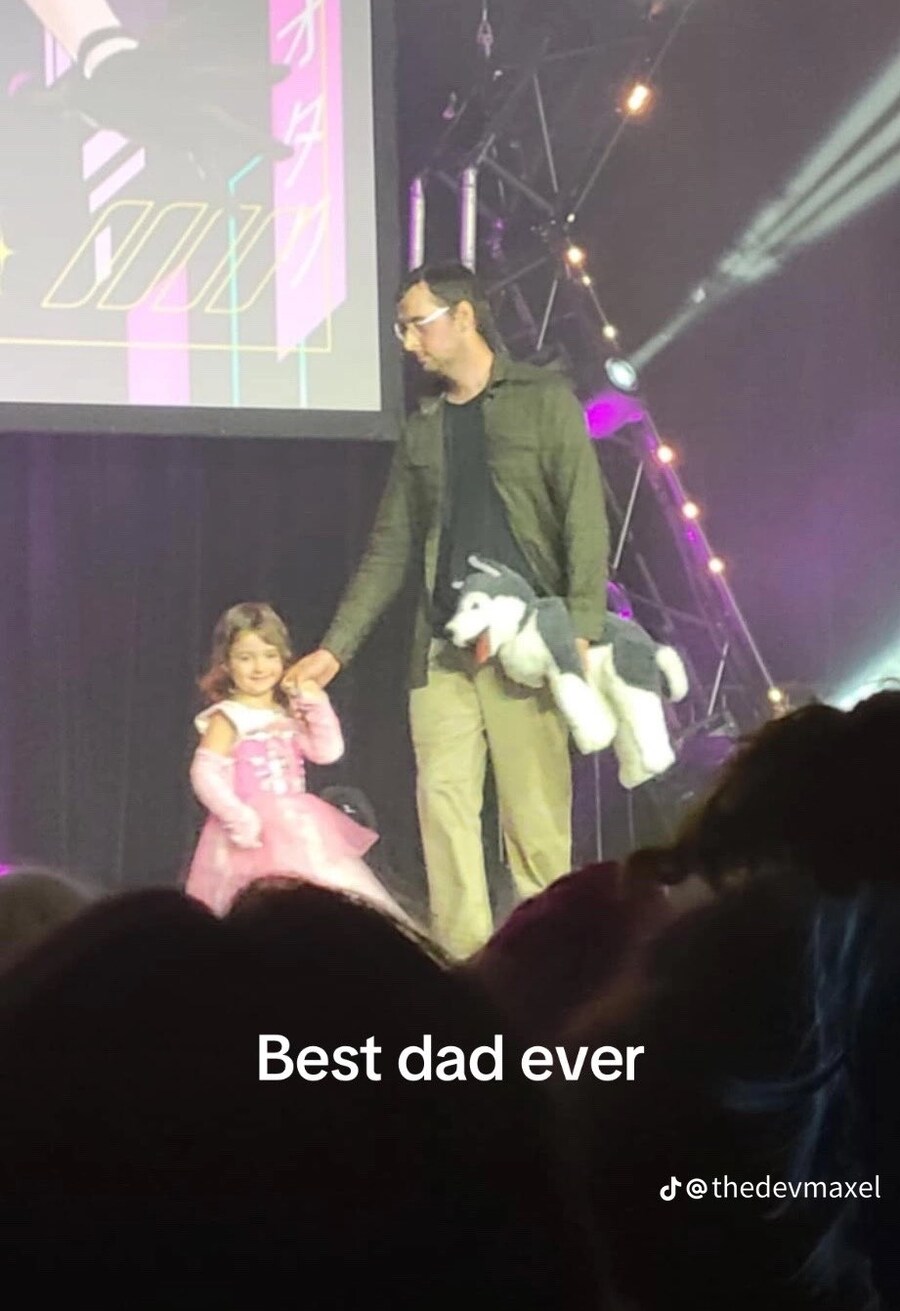 딸과 코스프레 대회에 나온 아빠_1.jpg