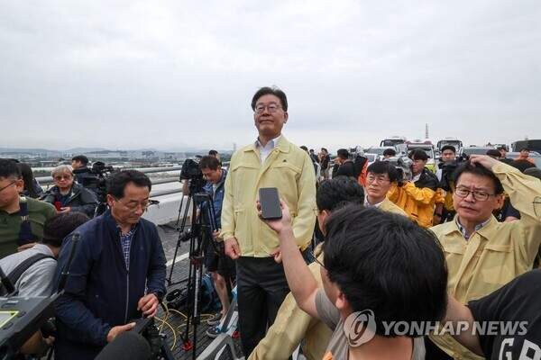 이재명 키높이 구두로 까는건 억까지_1.jpg