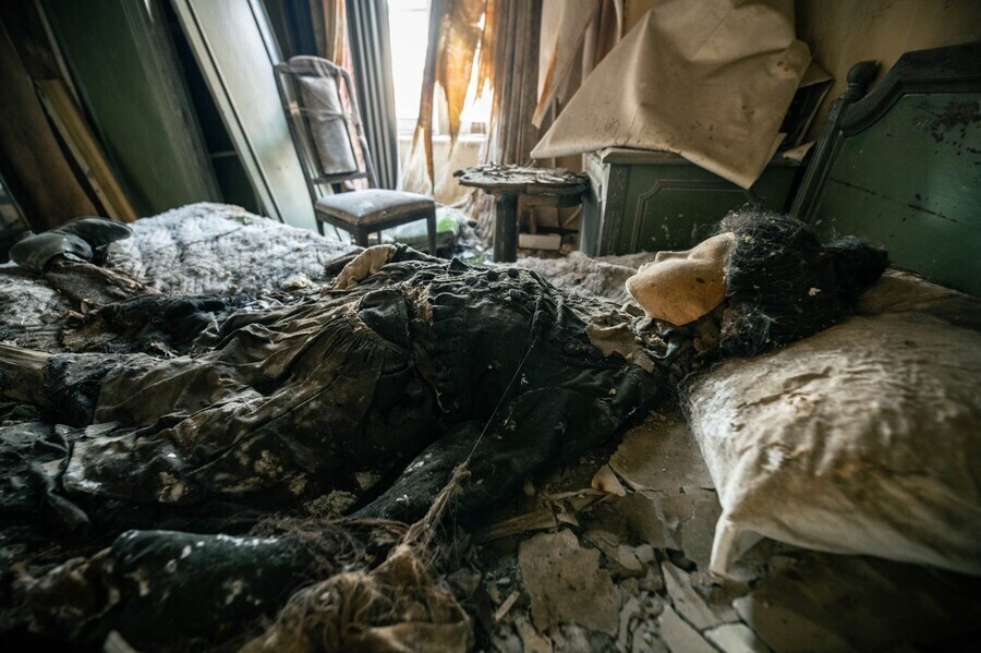 [약간 혐오] 일본, 폐호텔 침대 위의 썩은 인형🏨🛏_3.jpg