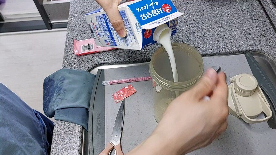 너무 더울땐 시원한 딸기우유 한잔해 이모!_37.jpg