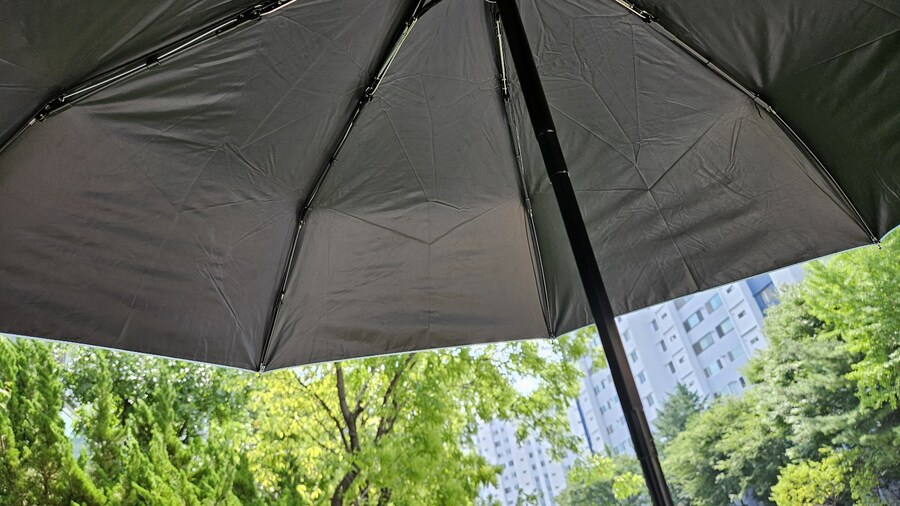 상남자특) 남들 시선 신경 안 쓰고 양산 써서 얼굴 뽀샤시함_1.jpg