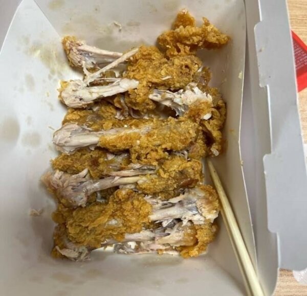 논란중인 치킨먹는 방법.JPG_1.jpg