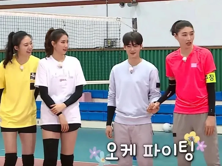 차은우가 여자 사이에서 아담해 보이는 짤.jpg_1.webp