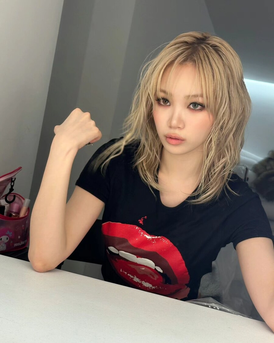 르세라핌 김채원, 스모키 메이크업과 너드미의 완벽한 조화 … 시크한 매력 발산_2.jpg