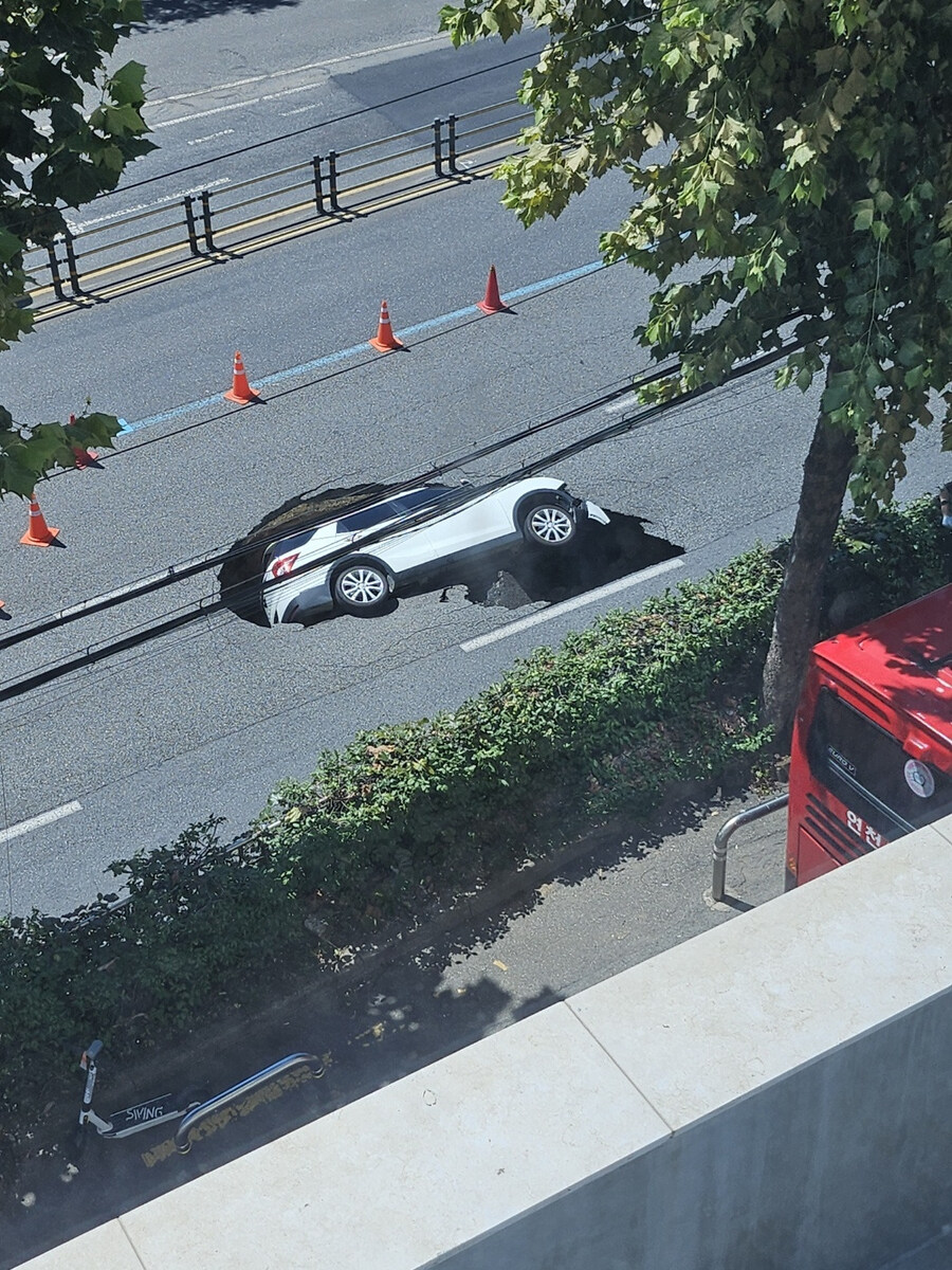 연희동 성산대로 싱크홀 사고 영상_1.jpg