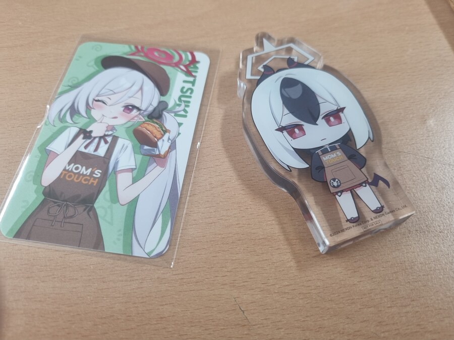 블루아카) 치킨하나 혼자 다 처먹는 도야지~_1.jpg