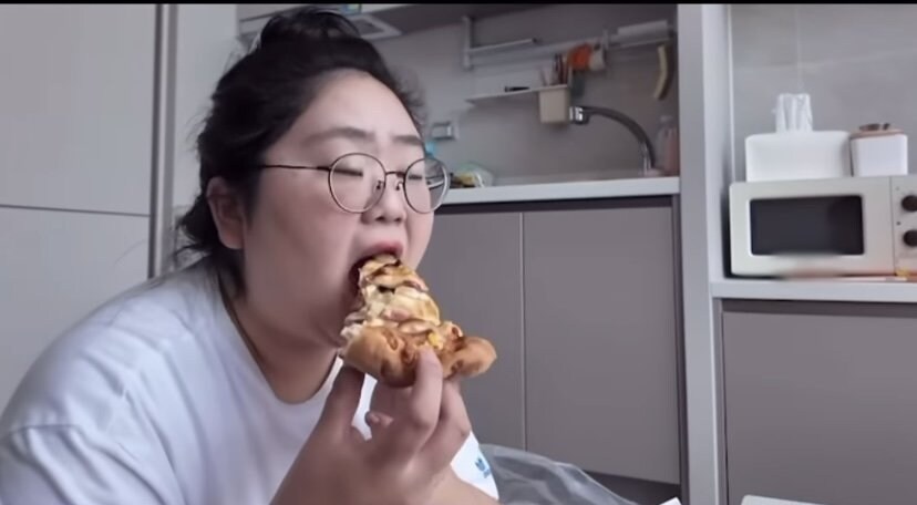 피자 시킬때 갈릭디핑소스 54개 추가하는 여자_9.jpg