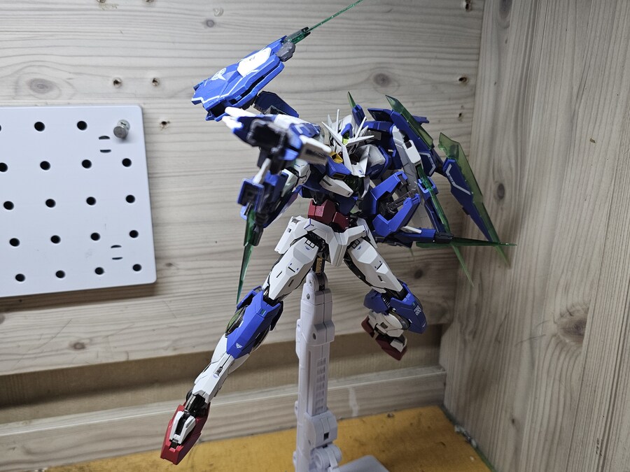 메탈빌드 더블오 퀀터 풀세이버(MG) 포즈잡아보기_10.jpg