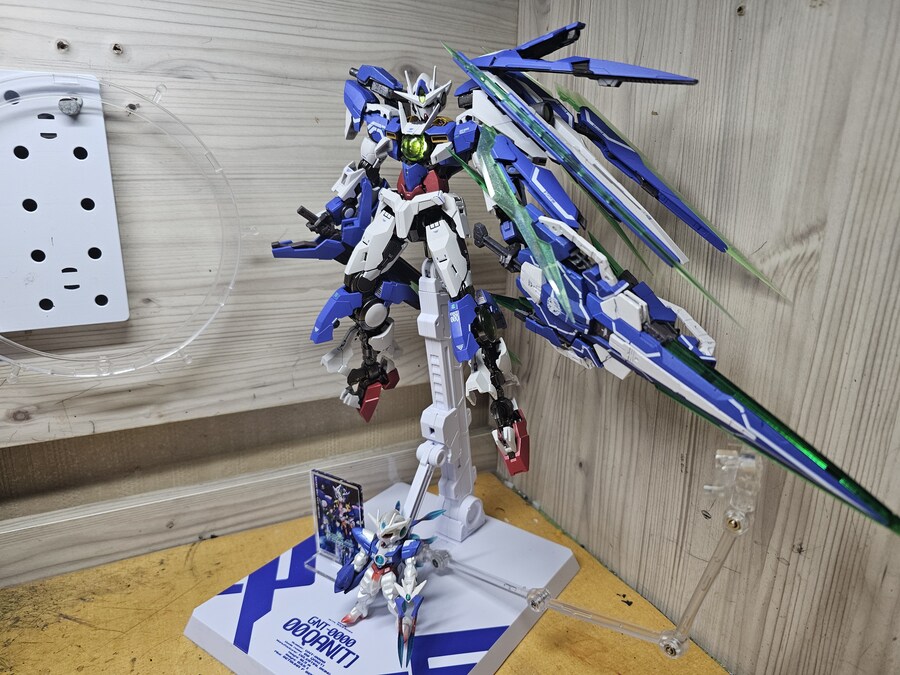 메탈빌드 더블오 퀀터 풀세이버(MG) 포즈잡아보기_15.jpg