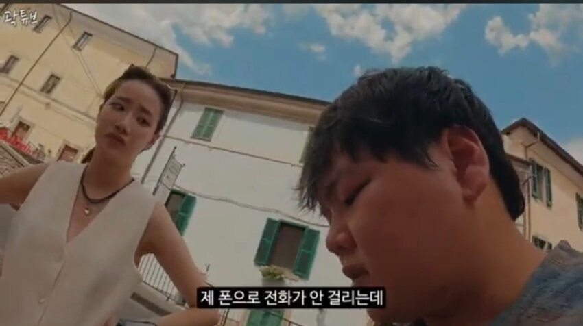 이나은.. 순간 표정관리 실패_1.jpg