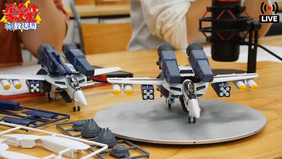 [맥스팩토리] PLAMAX VF-1S 스트라이크 파이터 발키리 조립 샘플 외_7.jpg