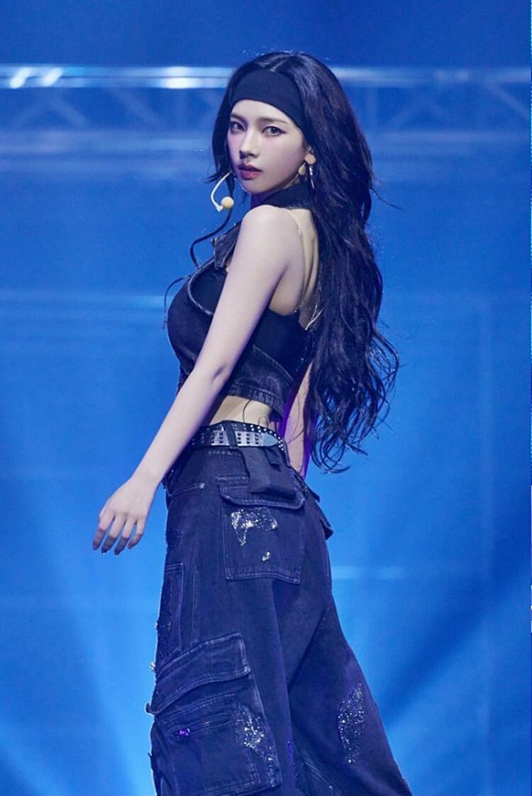 “역시 카리나”… 솔로곡 ‘업’ 멜론차트서 실시간 1위_1.jpg