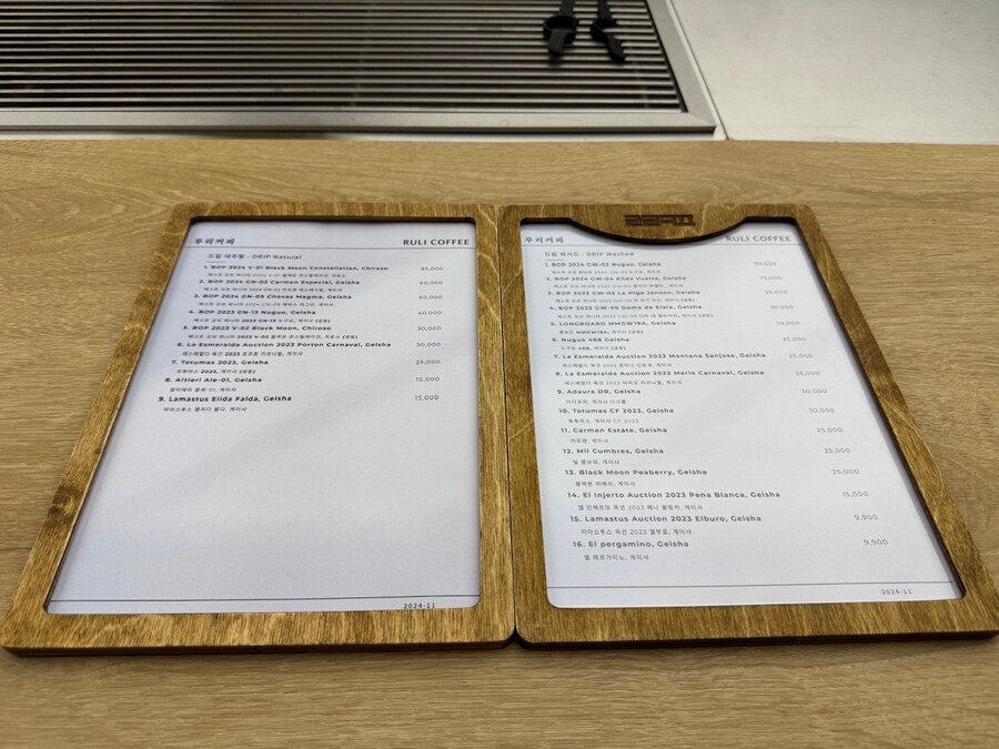 명동의 최첨단 IT 기술과 최고급 커피가 있는 카페_26.jpg