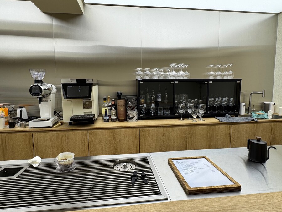 명동의 최첨단 IT 기술과 최고급 커피가 있는 카페_28.jpg