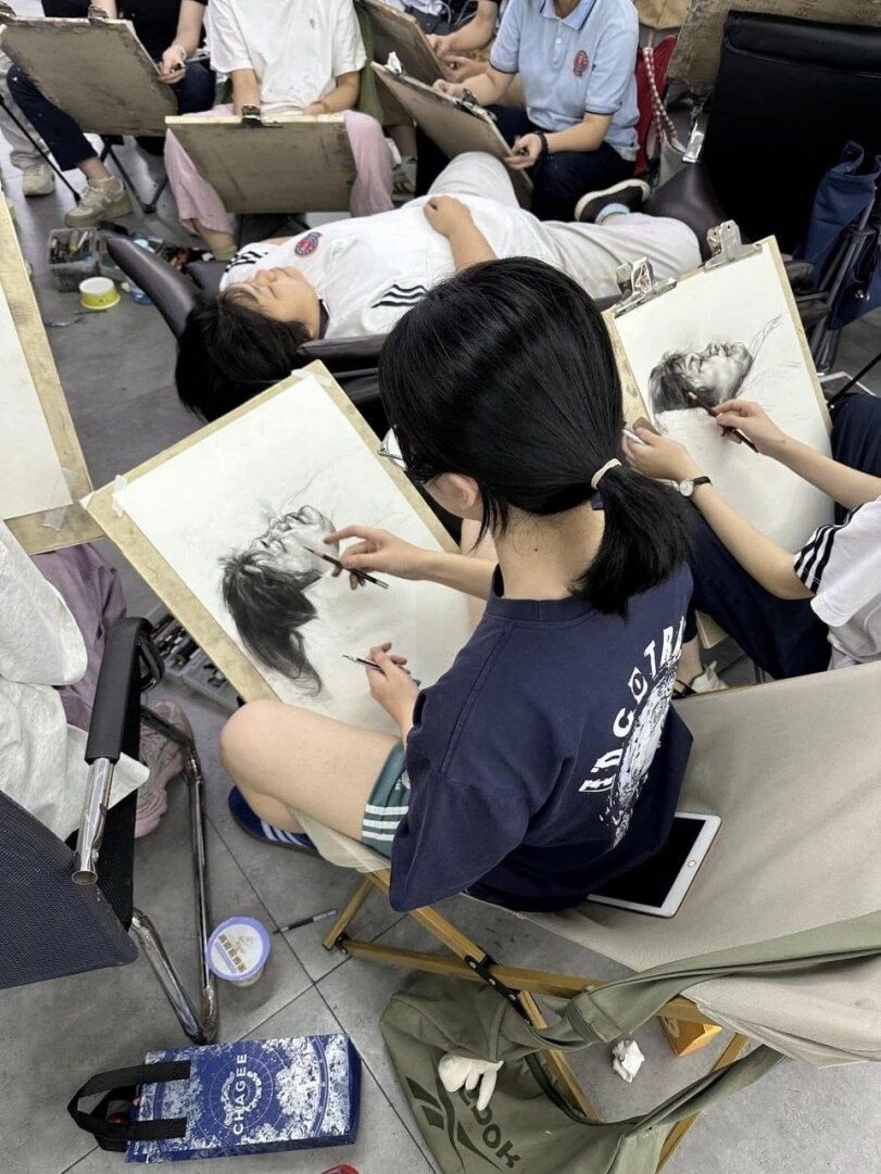 미대에서 함부로 자면 안되는 이유_1.webp