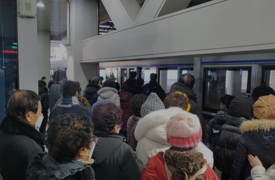 지역)"지하철이랑 똑같네"…대경선 개통 첫 날_1.jpg