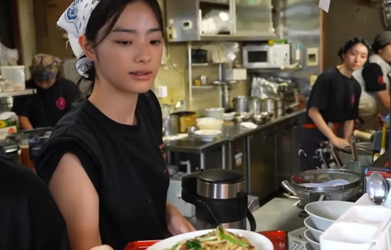 일본에서 뉴진스 닮았다고 난리났던 여사장님 최신 근황_1.png