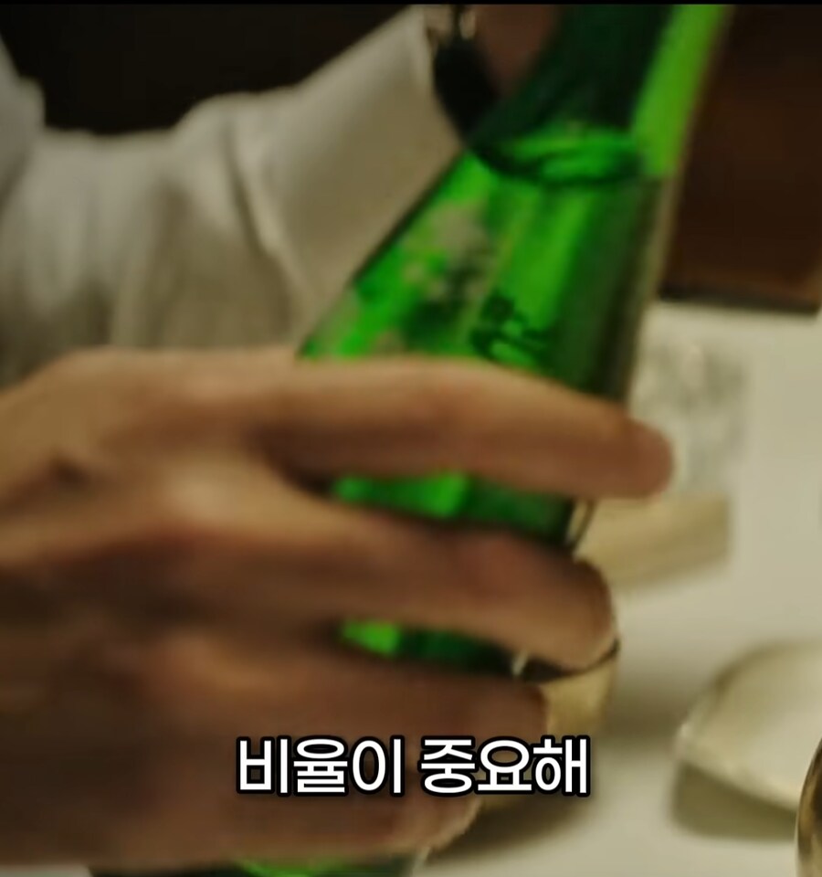 남산의 부장들) 막사 장면_2.png