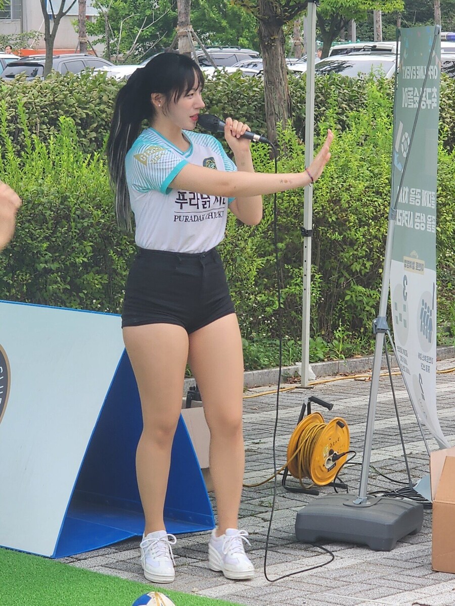 푸라닭 치킨 홍보하는 누나...jpg_5.jpg