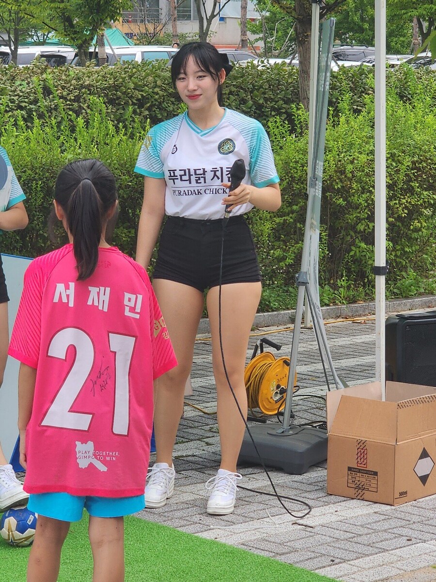 푸라닭 치킨 홍보하는 누나...jpg_11.jpg