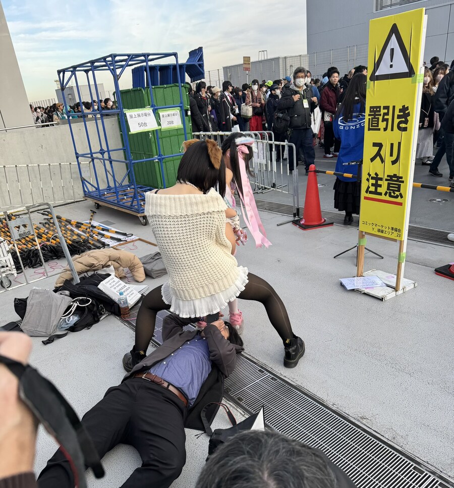 코미케 사진 찍는 분_1.jpg